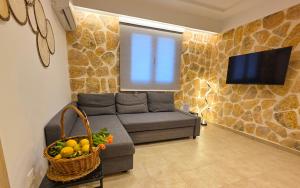 a living room with a couch with a basket of fruit at Casa Bella a Skala 1 in Skala
