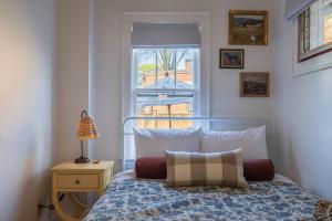 a bedroom with a bed and a window at Walkable Designer Cottage In GV in Columbus