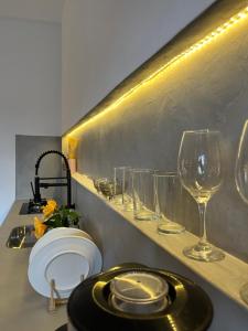 a counter with wine glasses and a plate on it at Casa Ninho in Atins