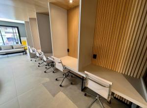 a room with a row of chairs and a table at Apartamento 1 quarto Goiânia in Goiânia +27 photos