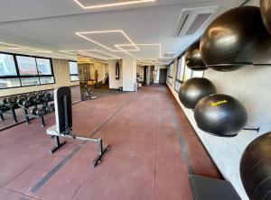 a gym with lots of exercise balls on the wall at Apartamento 1 quarto Goiânia in Goiânia