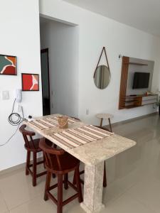 a dining room with a table and chairs at Residence Villa Vignoli in Arraial do Cabo