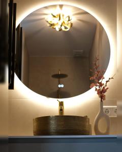 a mirror on top of a table with a vase and a vase at Huize Zondag in Beneden-Leeuwen +12 photos