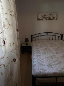 a bedroom with a bed and a curtain with flowers at Vila PANORAMA in Karianí