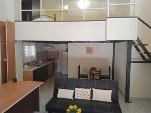 ein Wohnzimmer und eine Küche mit einem Hochbett in der Unterkunft Alkion Platana in Kími + 2 Fotos