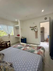 ein Schlafzimmer mit einem großen Bett in einem Zimmer in der Unterkunft Meridiana in Las Terrenas + 24 Fotos