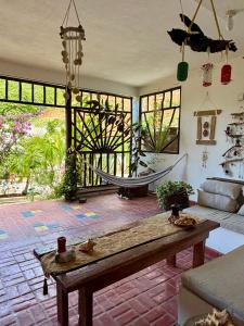 ein Wohnzimmer mit Sofa und Holztisch in der Unterkunft Meridiana in Las Terrenas