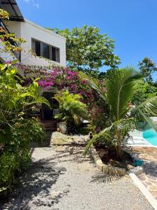 ein Haus mit lila Blumen an der Seite in der Unterkunft Meridiana in Las Terrenas