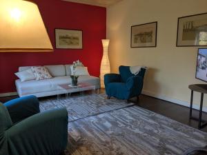 a living room with a couch and two chairs at „Altes Forsthaus“ am Schloss in Uelzen