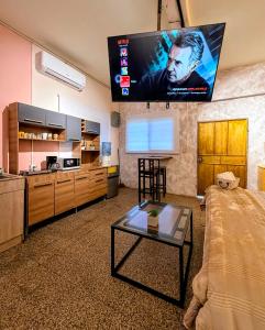 a living room with a flat screen tv on the wall at Hermoso Apartamento equipado in Puerto Barrios