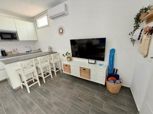 a living room with a television and a counter at Apartamento Maravía La Restinga in La Restinga