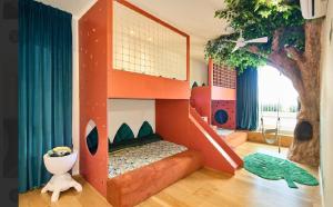 a bedroom with an orange bunk bed with a tree at כוכב קיסר in Caesarea +38 photos