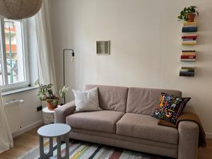 a living room with a couch and a table at Zum Alten Pasewalker Kaufmann Beletage in Pasewalk
