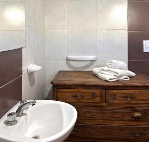 a bathroom with a sink and a bath tub at Cabaña Cali in Cafayate