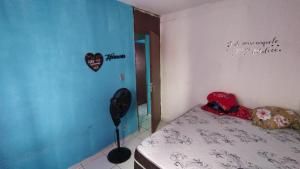 a bedroom with a bed and a mirror on the wall at Conforto in Maricota
