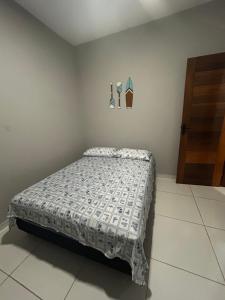 a bedroom with a bed in a room at Casa de praia Cleo in Luis Correia