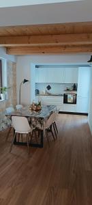 a living room with a table and chairs and a kitchen at casa del corso 27 in Sirolo