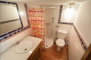 a bathroom with a sink and a toilet and a shower at Livingtarifa Apartamento Maui in Tarifa