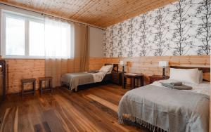 a hotel room with two beds and a window at Eistvere Puhkemaja in Eistvere