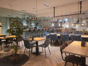 a restaurant with tables and chairs and a cafeteria at Pallegarste, Sunny place in Mariënberg