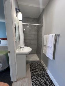 a bathroom with a sink and a shower at Tulip Motel in Woodstock +32 photos