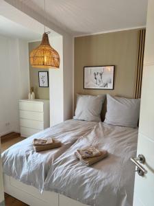 a bedroom with a bed with two towels on it at Glacis Apartments I - Sonnenterasse & kostenlose Parkplätze in Minden