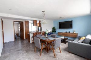 a living room with a table and a couch at Habitación independencia in Morelia