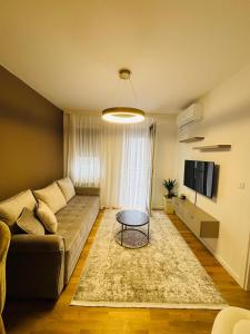 a living room with a couch and a table at Apartman Merry Lux in Vrnjačka Banja