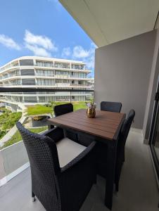 a dining room with a table and chairs and a building at Manzanillo Loft Morros EOS in Cartagena de Indias