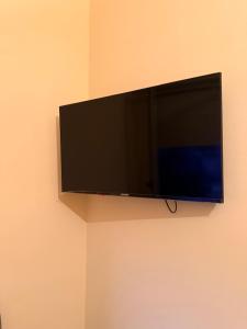 a flat screen tv hanging on a wall at Il gelso in Bovalino Marina