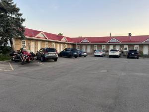 a building with cars parked in a parking lot at Tulip Motel in Woodstock
