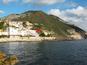 een stad op een heuvel naast een waterlichaam bij B&B AcquaDolce in Cala Gonone