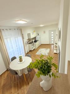 a living room with a table and chairs and a kitchen at Fifteenapartman in Balatonföldvár