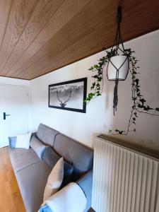 a living room with a couch and a ceiling at Ferienwohnung Burgperle Burghausen nahe weltlängster Burg zentral 24h Check in in Burghausen