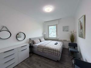 a bedroom with a bed and a desk and a window at Privatzimmer in Gemeinschaft Zimmer 5 in Leimen