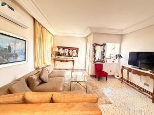 a living room with a couch and a tv at إقامة أطلس جيليز in Oulad Akkou