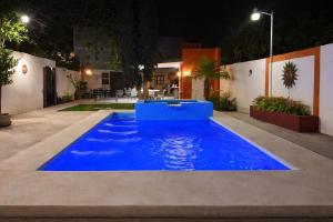 a large blue pool in a yard at night at Casa Arena in Cuatrociénegas de Carranza