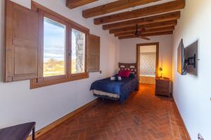 a bedroom with a bed and a window at Punta Me Mansion De Gallegos in Gallegos