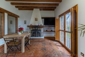 a living room with a table and a fireplace at Punta Me Mansion De Gallegos in Gallegos