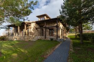 an old stone house with a pathway in front of it at Punta Me Mansion De Gallegos in Gallegos