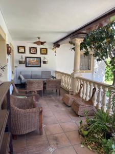 a living room with a couch and chairs at La Casa de Luna Lunera in Córdoba +39 photos