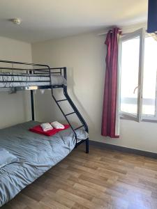 a bedroom with a bunk bed and a window at Fast hôtel Troyes in Barberey-Saint-Sulpice