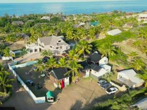 an aerial view of a house with palm trees at Venha Juntos Guest Homes in Miramar