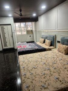 a bedroom with a large bed in a room at Hotel yes in Jaipur