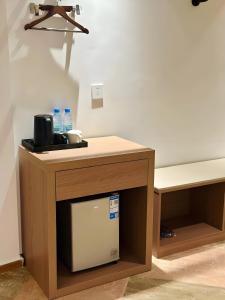 a small table with a sink and water bottles on it at Jardin d'orient in Dakar