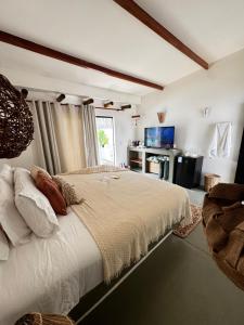 a bedroom with a large bed in a room at Francisco Jonas de Oliveira in Itapipoca +10 photos