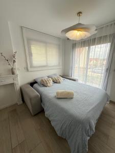 a bedroom with a bed with two pillows on it at Le Balcon petit extérieur Idéal familles & couples à 10 min Disneyland Paris avec lit Queen size & parking privé in Coupvray