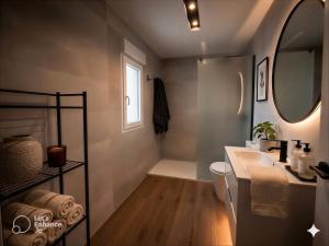a bathroom with a sink and a mirror at Dulces Sueños Amistad in Valencia