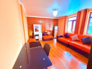 a living room with a couch and a table at Hostel Sillustani Inn Puno - Con Cochera in Puno