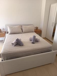 a bed with two mitts and two towels on it at Apartamentos QEli in Son Carrio +11 photos
